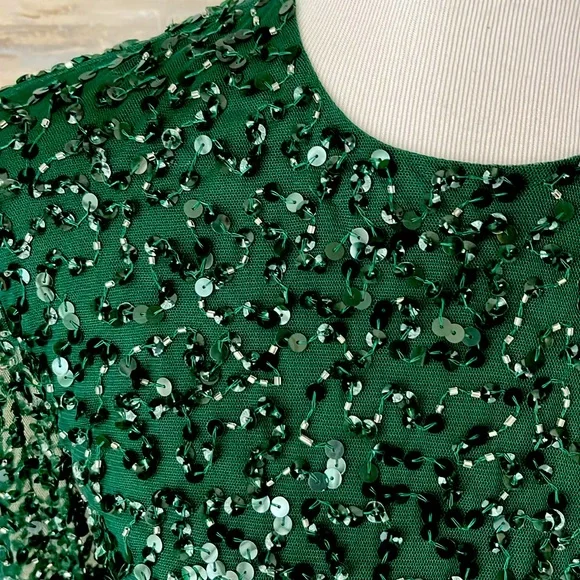 NWT Mac Duggal stunning emerald green sequined gown with ruffle sleeves